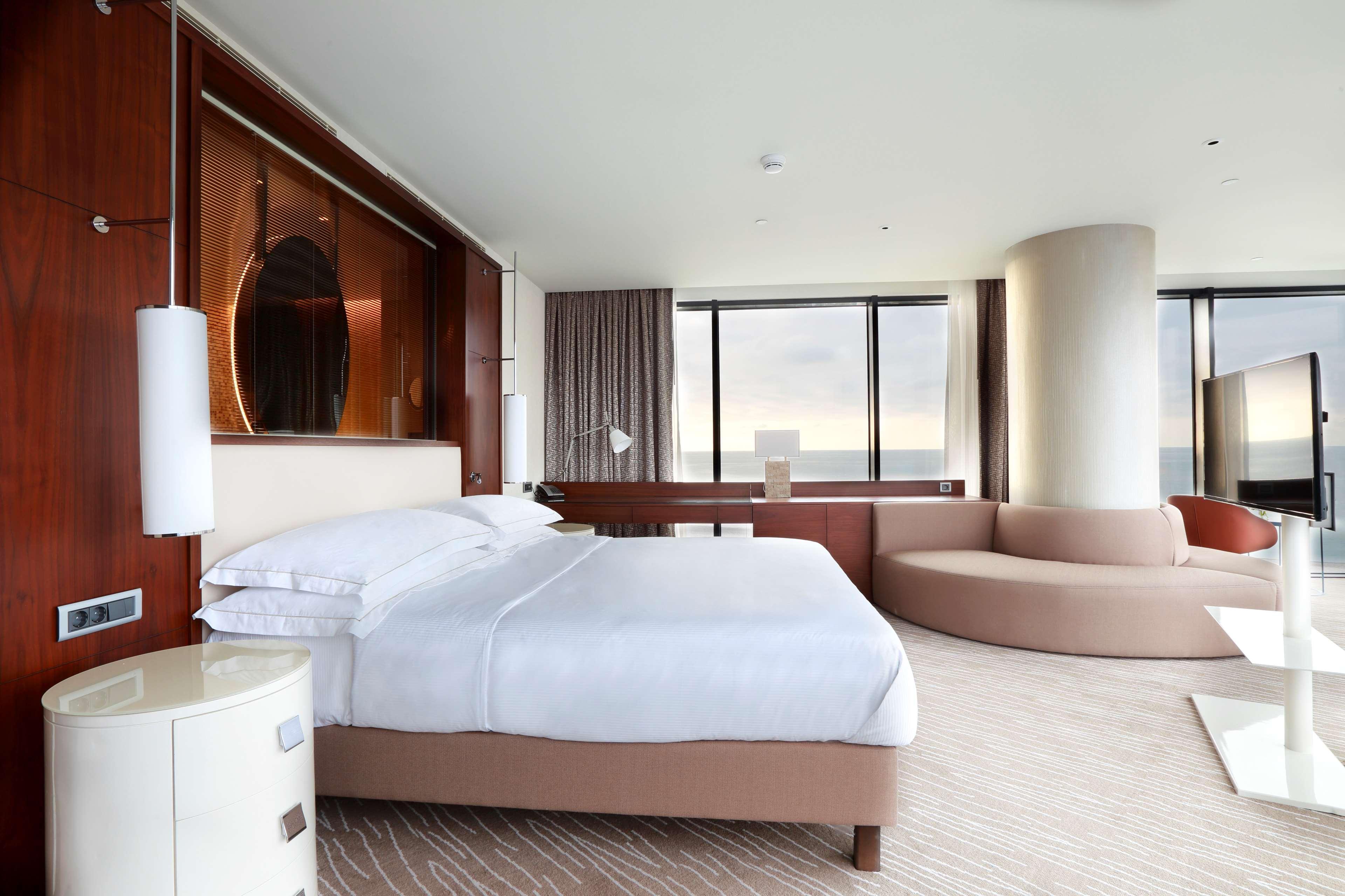 Hilton Batumi Hotel Ngoại thất bức ảnh A suite at the hotel