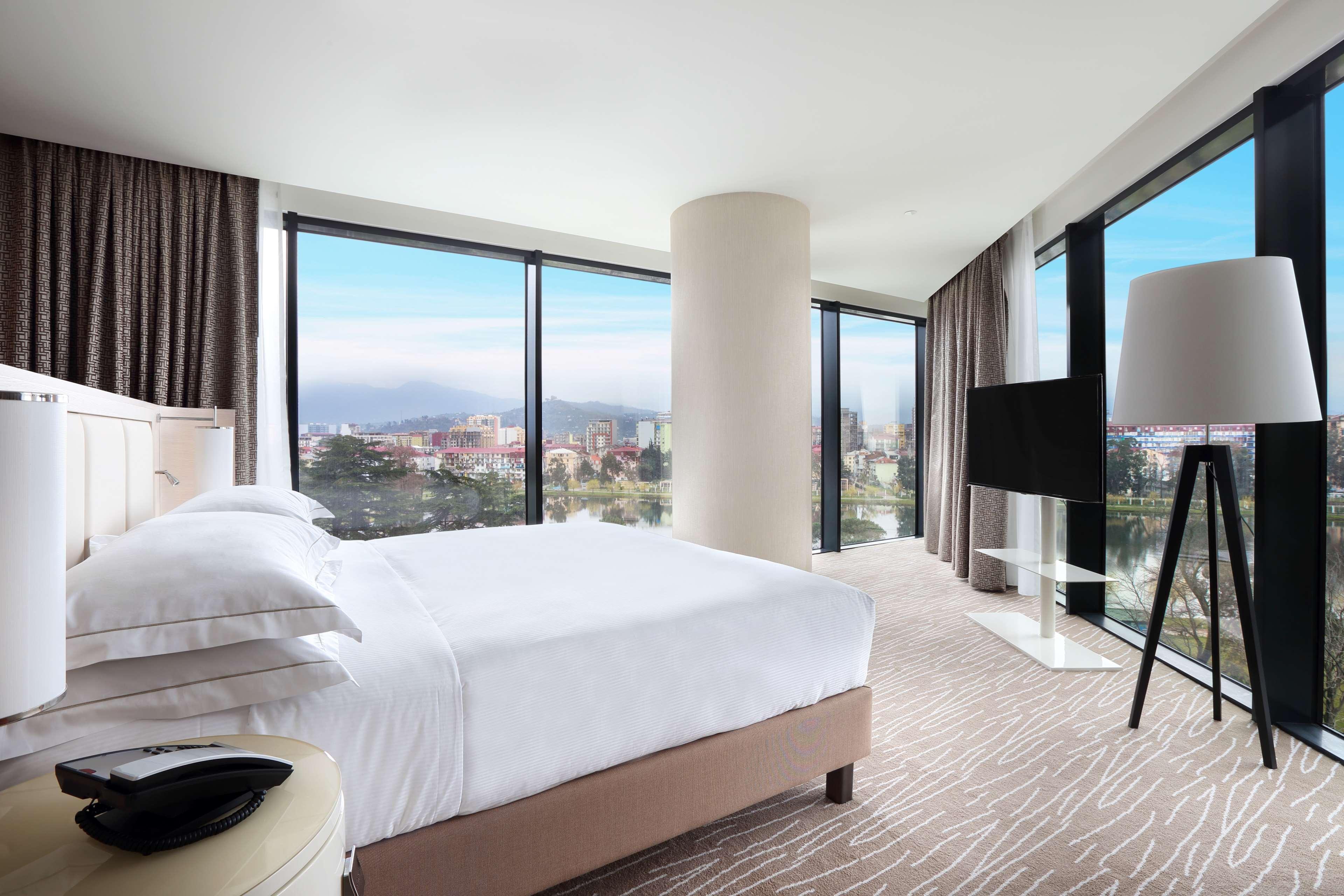 Hilton Batumi Hotel Ngoại thất bức ảnh A bedroom at the hotel