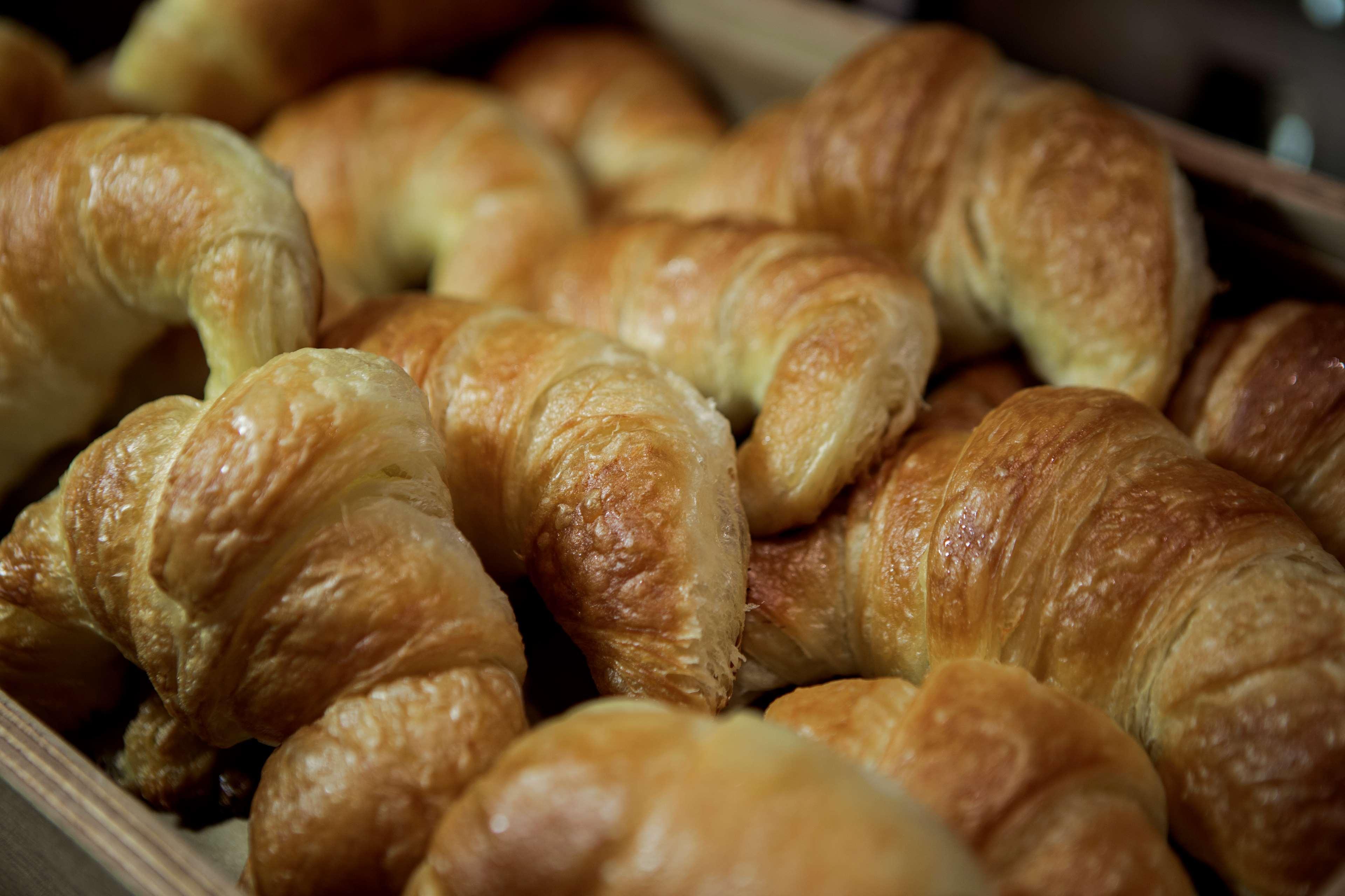 Hilton Batumi Hotel Ngoại thất bức ảnh Croissants