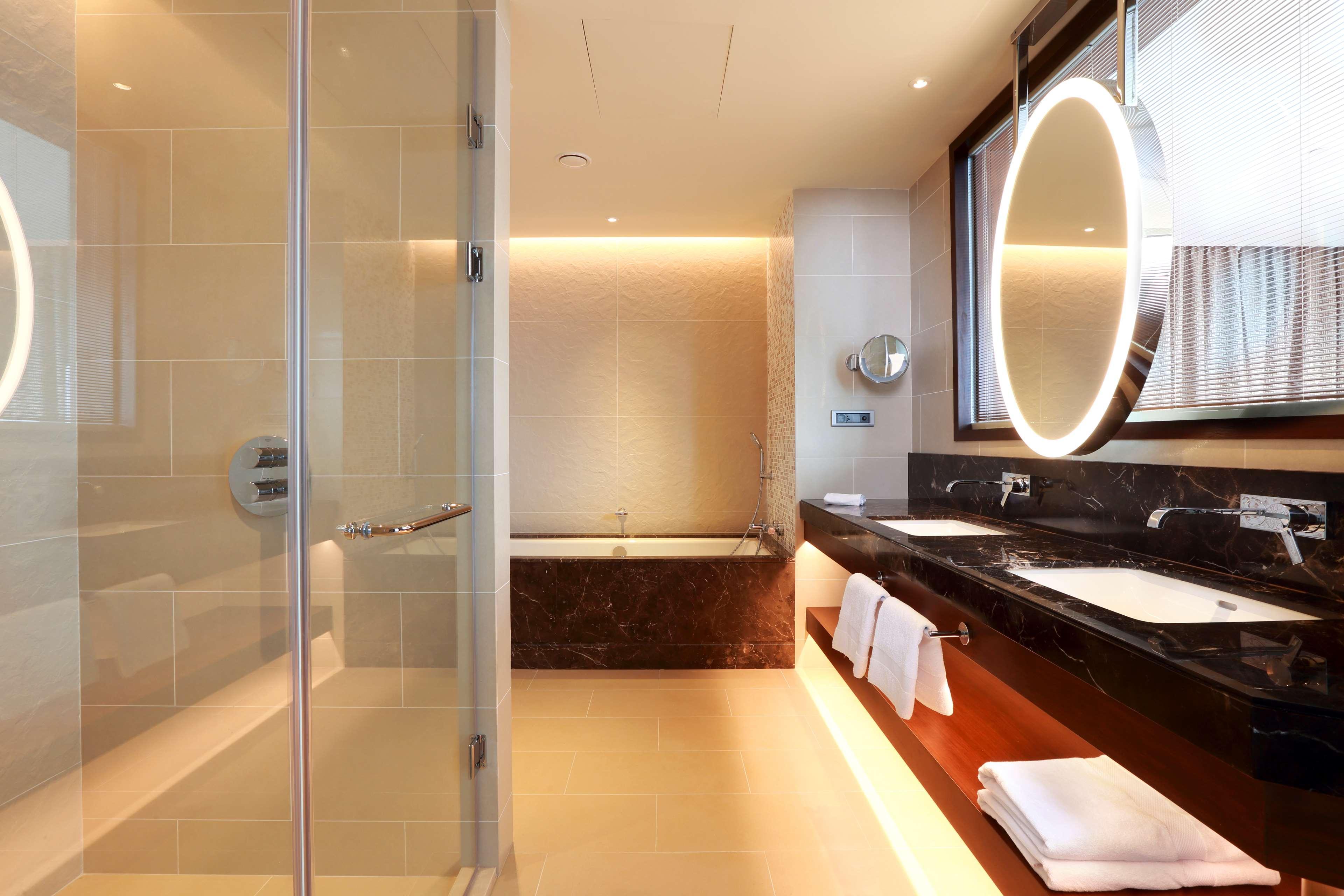 Hilton Batumi Hotel Ngoại thất bức ảnh Bathroom