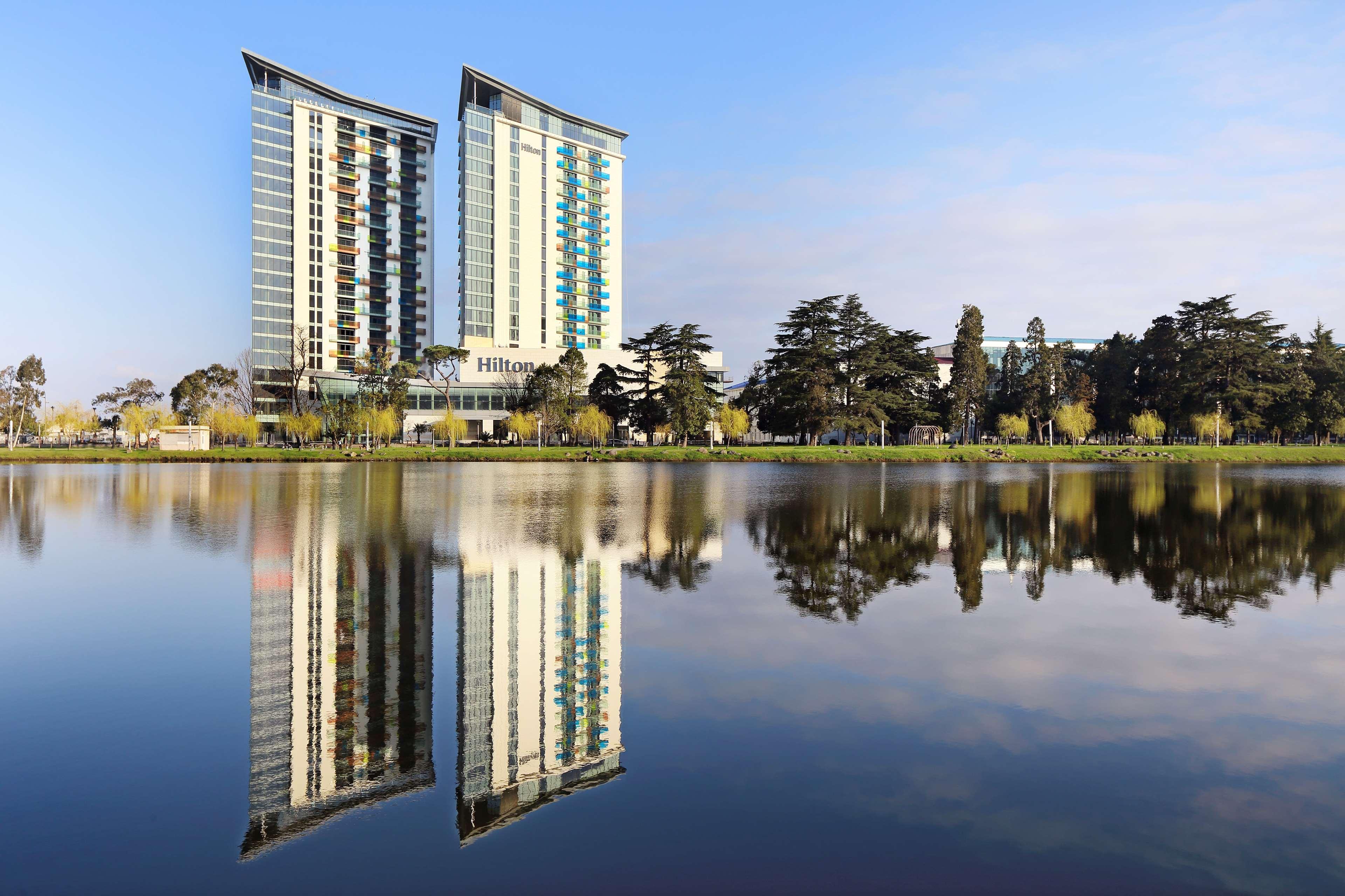 Hilton Batumi Hotel Ngoại thất bức ảnh The Lakes College
