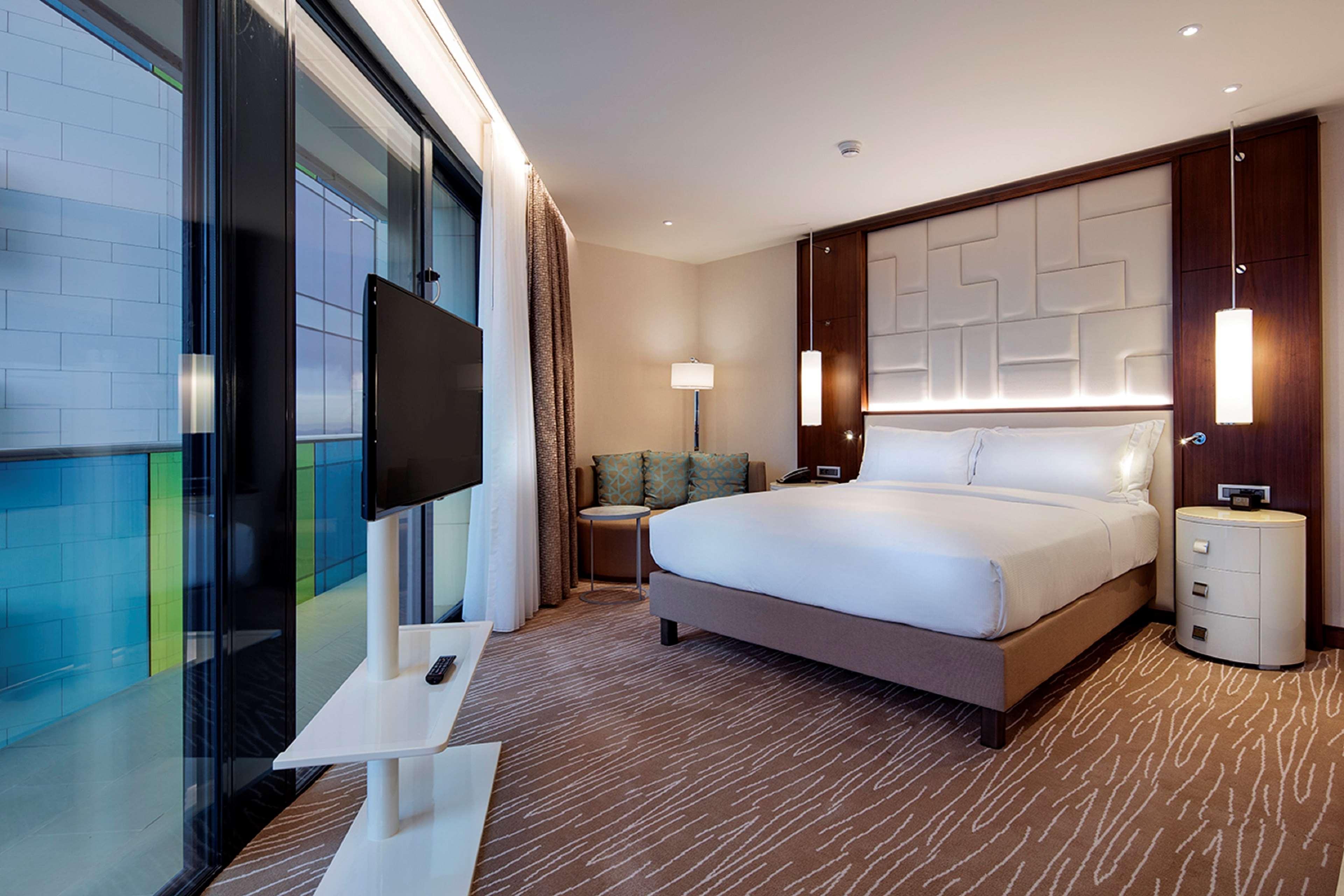 Hilton Batumi Hotel Ngoại thất bức ảnh A bedroom at the hotel