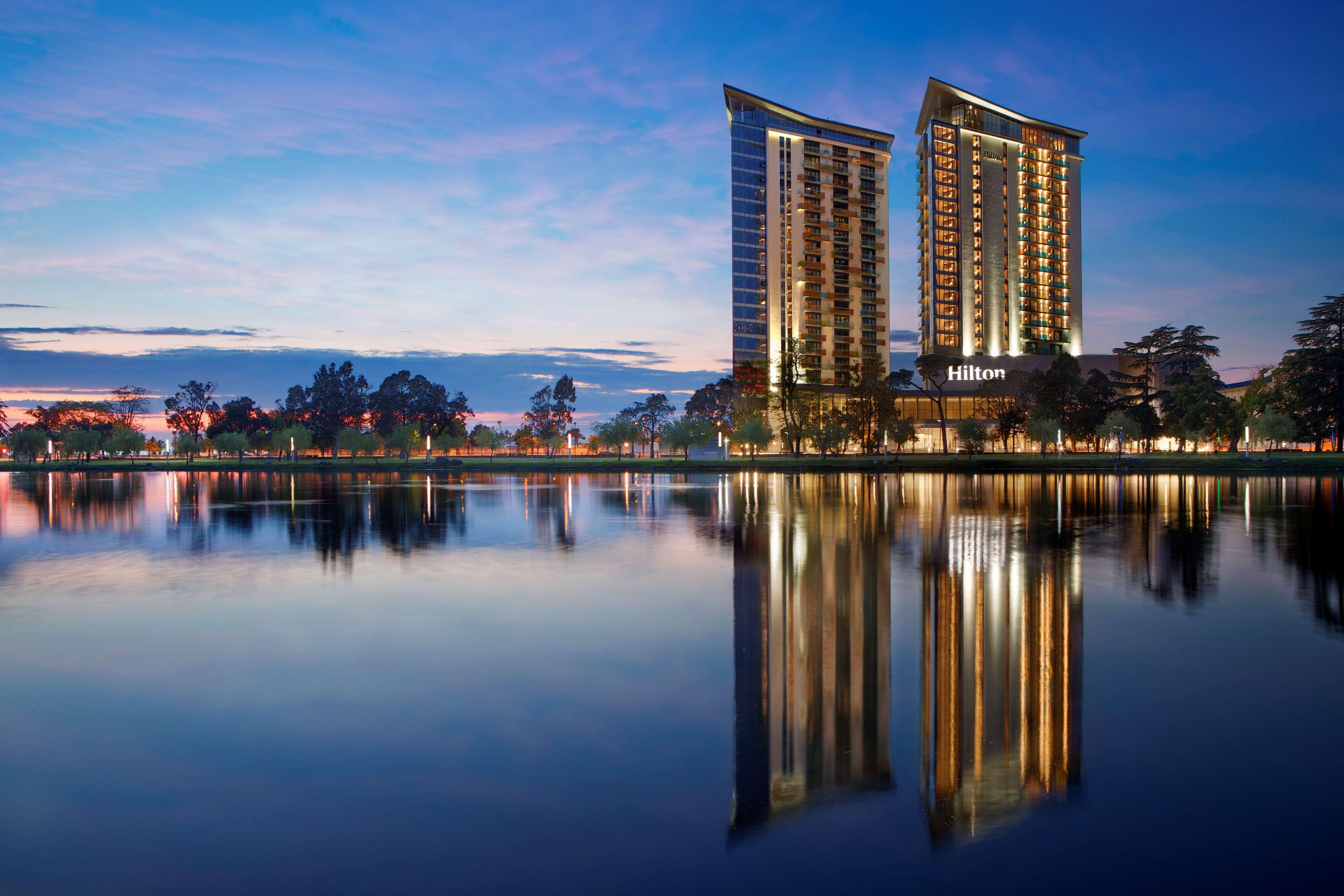 Hilton Batumi Hotel Ngoại thất bức ảnh The Lakes College