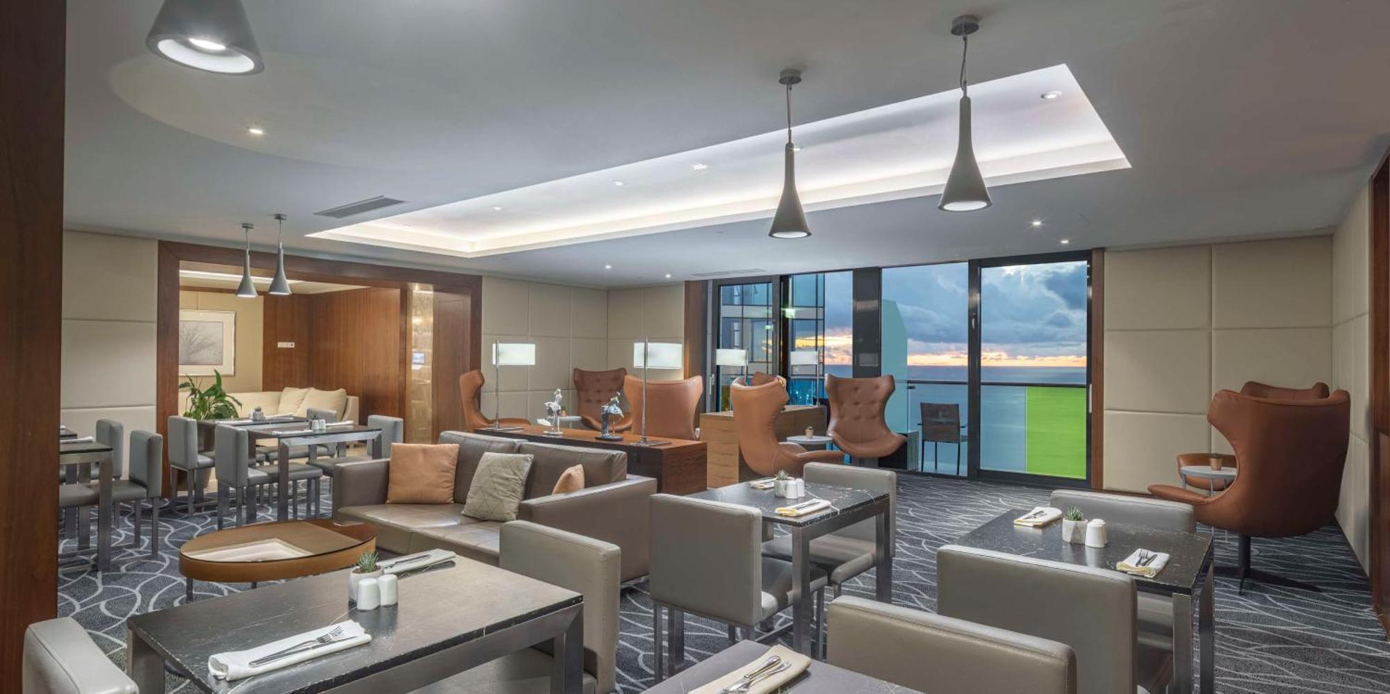 Hilton Batumi Hotel Ngoại thất bức ảnh The Club Lounge at the airport