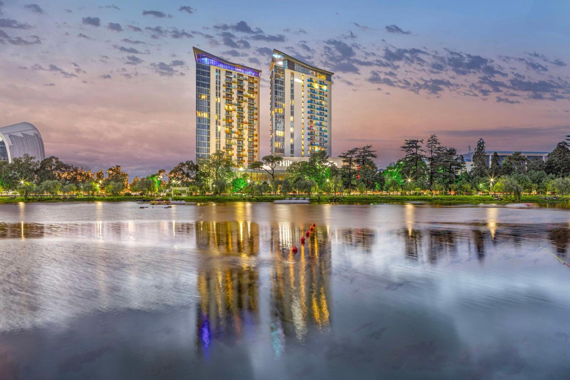 Hilton Batumi Hotel Ngoại thất bức ảnh The Ritz-Carlton, Lake Las Vegas