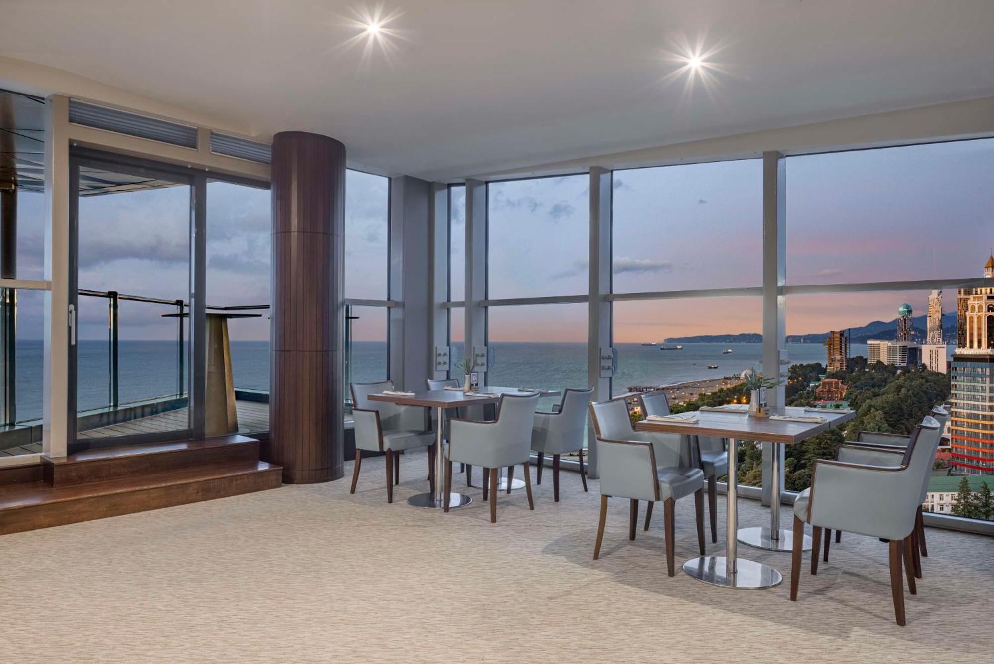 Hilton Batumi Hotel Ngoại thất bức ảnh The Club Lounge at the 36th floor of the Westin