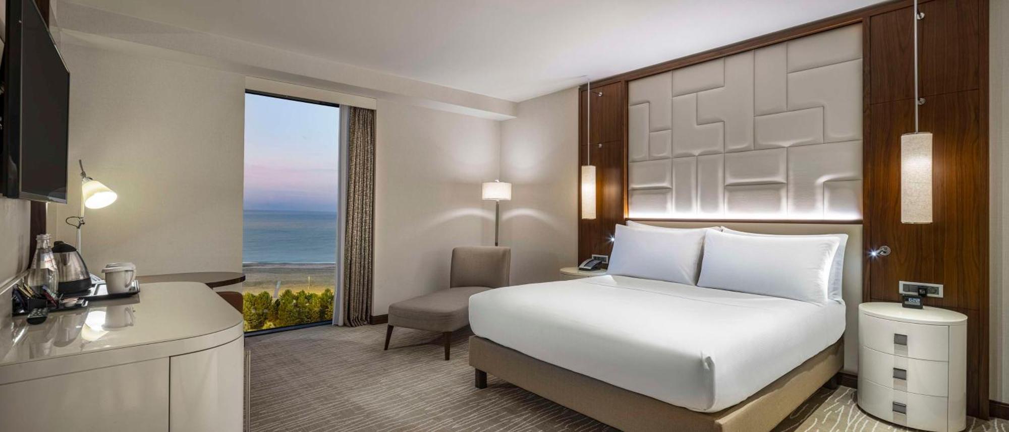 Hilton Batumi Hotel Ngoại thất bức ảnh A guest room at Hilton Garden Inn