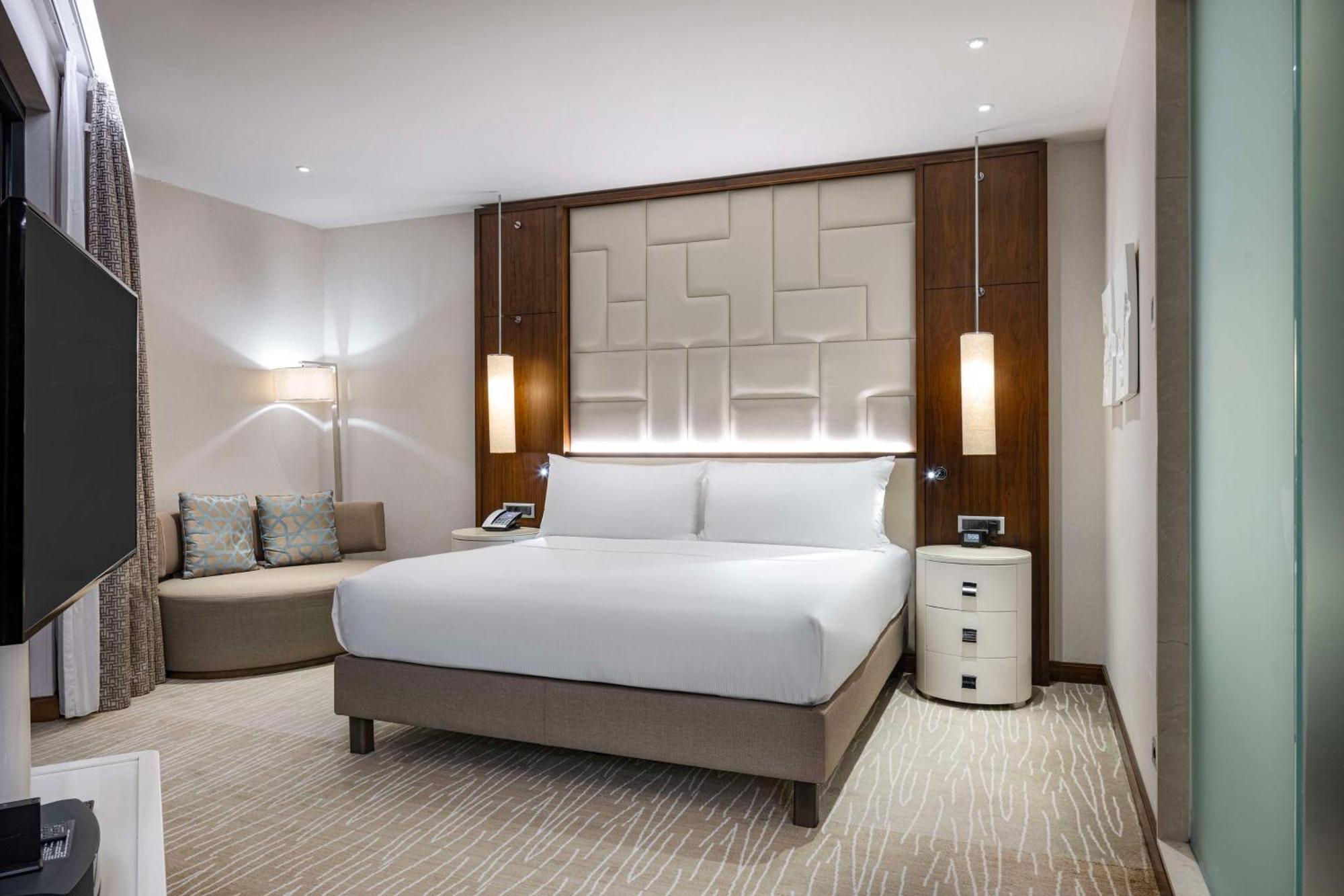 Hilton Batumi Hotel Ngoại thất bức ảnh A bedroom at the hotel